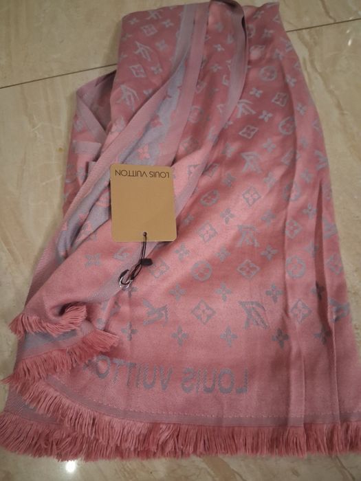 Piękny szal bardzi miły w dotyku