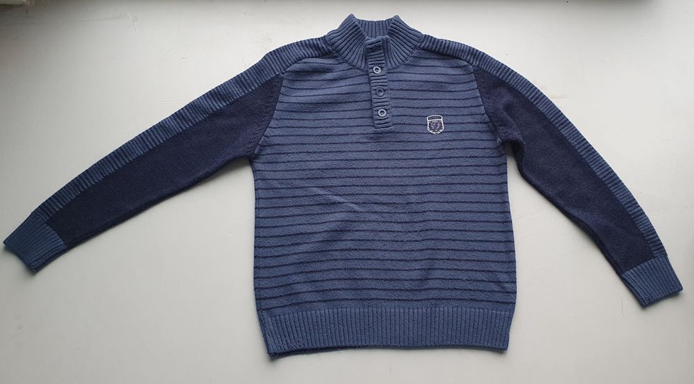 Granatowy sweter w paski