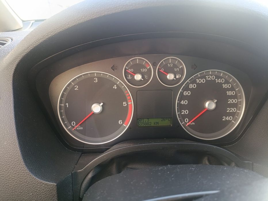 Ford Focus C-Max 1.6 TDCi Ghia – Bancos em Pele – Full Extras (2005)