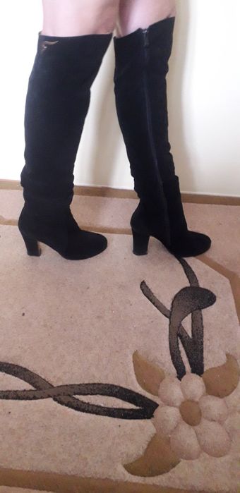 Чоботи ботфорди зимові 38р на хутрі замшеві бренду Lonza