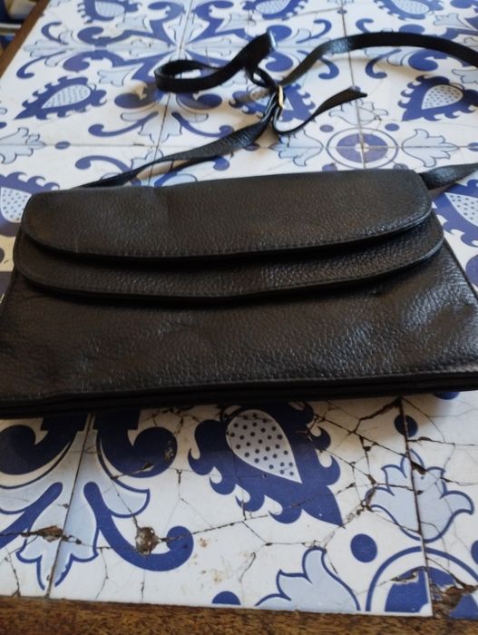 Mala de senhora negra á tiracolo