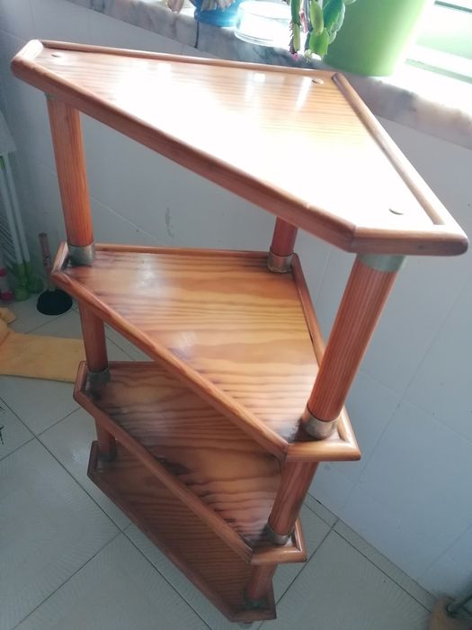 Móvel de canto em madeira