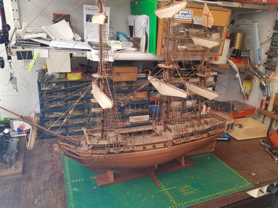 Réplica de fragata Inglesa Licorne, Sec. XVIII, escala 1/75, construída em madeira e em perfeito estado estado de conservação.de conservação