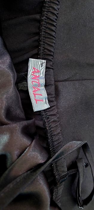 Czarna sukienka z bolerkiem.