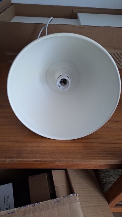 Vende-se 2 candeeiros de teto com lâmpada.
