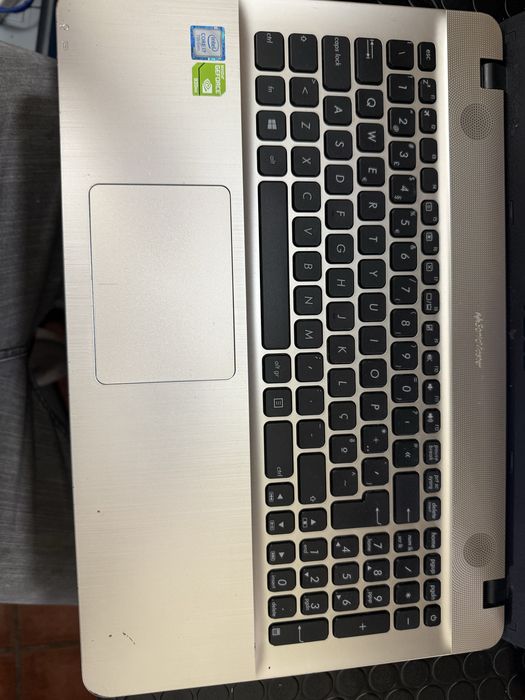 Portátil Asus A541U 15.6” i7 7th 8GB RAM 250GB SSD Nvidia 920MX 2GB bateria nova