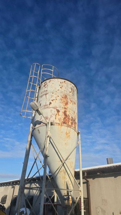 Silos paszowy, silos lejowy