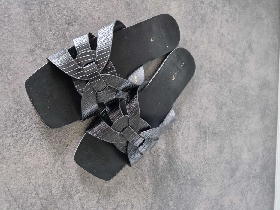 Czarne klapki na ciepłe dni