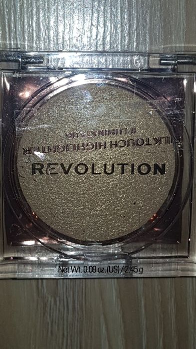 Revolution rozświetlacz do twarzy Golden Gal złoty