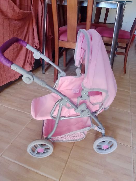 Cama de bonecas em madeira e carrinho de bebê