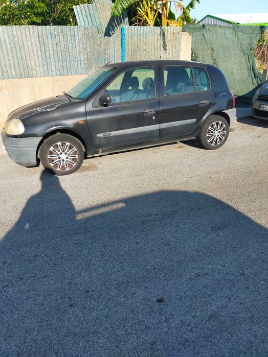 Carro em Bom Estado – Pronto a Circular