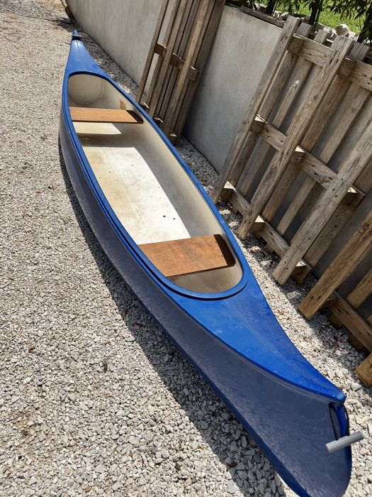 Canoa em fibra maciça – 2 lugares + 2 pagaias + bancos de madeira