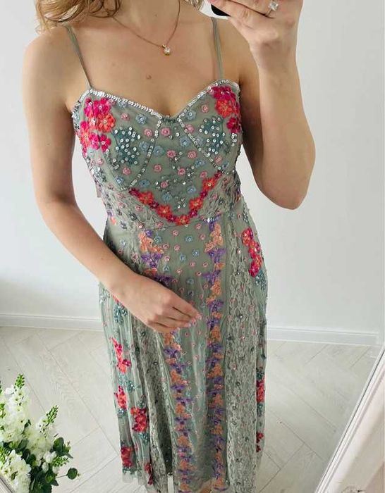 Śliczna sukienka haftowana Maya Deluxe