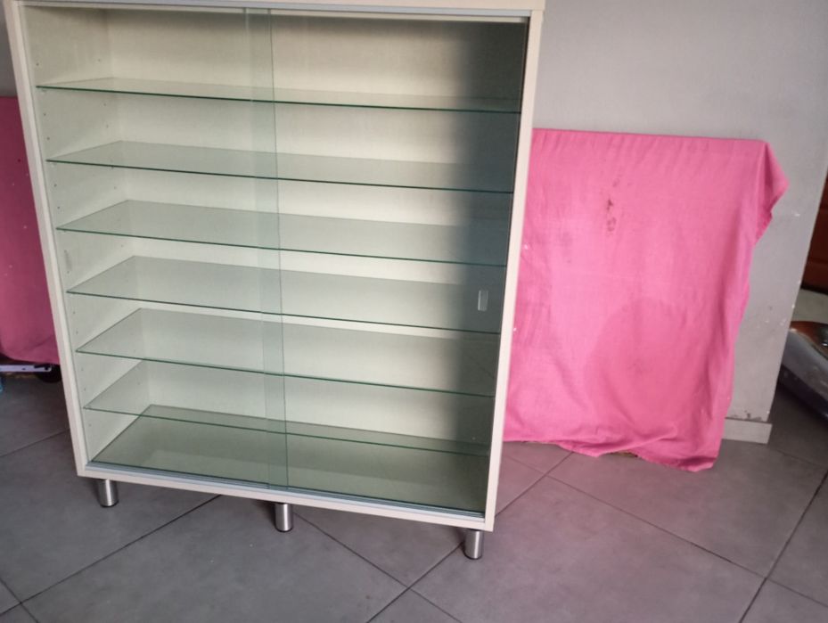 Móvel com prateleiras vidro