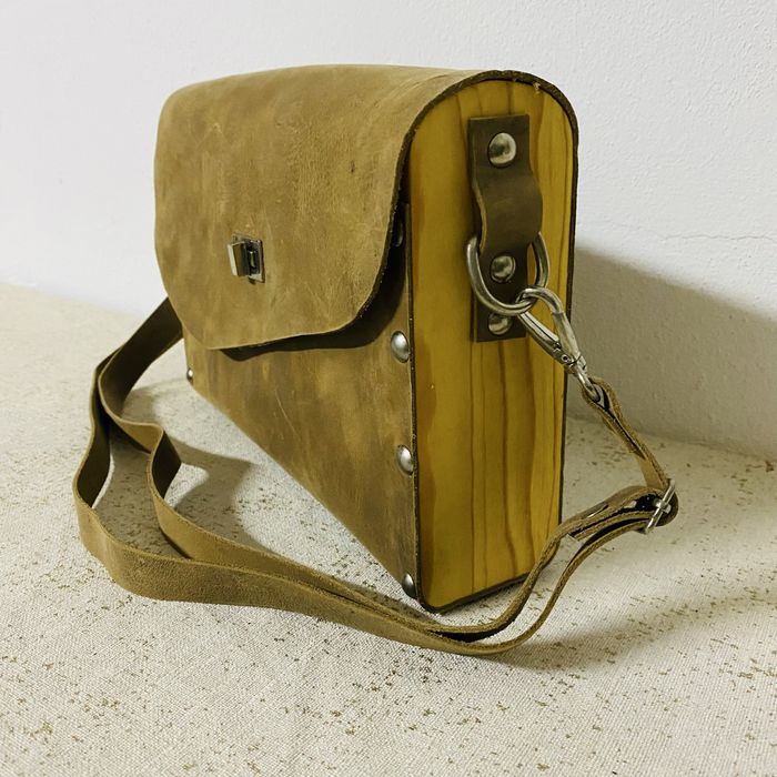 Mala artesanal em pele genuina e madeira