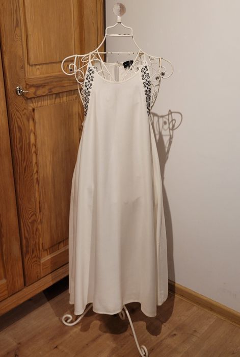 Letnia sukienka na ramiączkach z ozdobnym haftem (Reserved, 34)