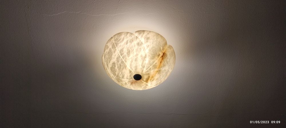 Candeeiro de tecto em pedra de alabastro.