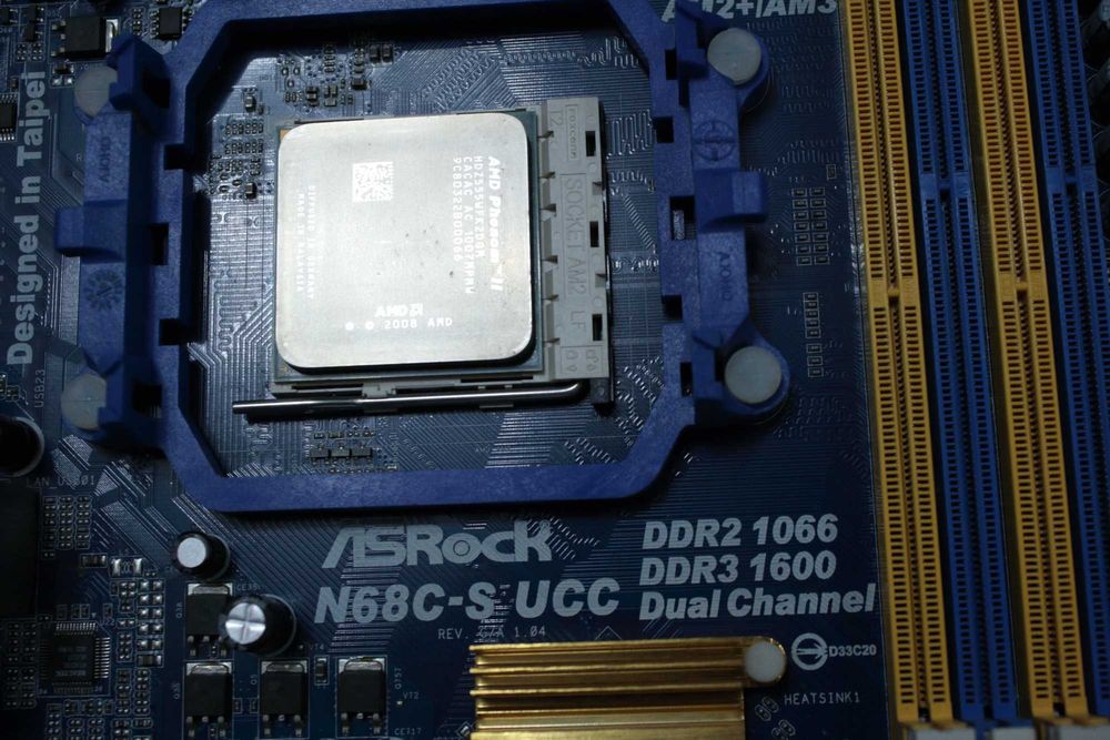 Комплект материнка + процессор (ASRock + Phenom II X2 555) + подарок!