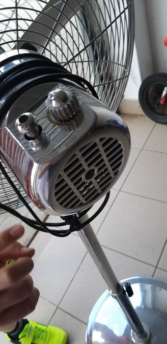 Wiatrak stojacy metalowy srebrny Thomson