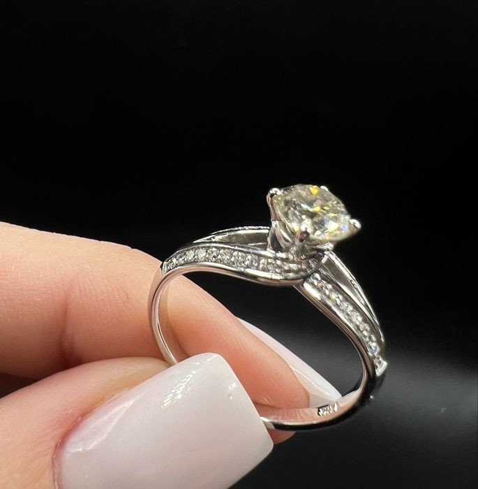 Pierścionek z brylantem 0,87 ct