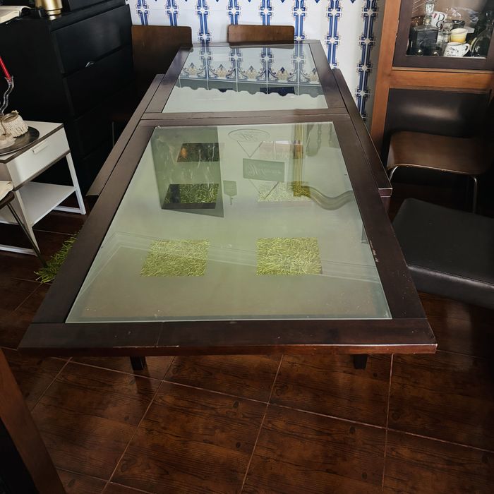 Mesa de jantar com tampo de vidro