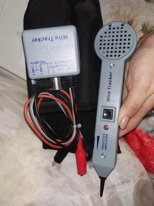 Кабельний тестер або трекер для кабелів.
