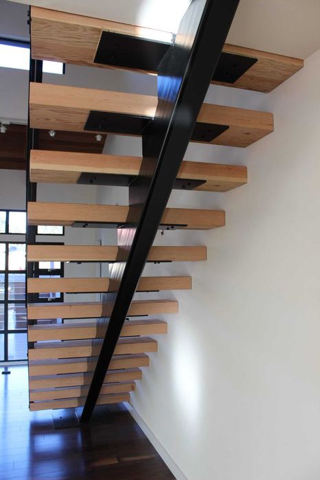 Schody nowoczesne – stal + drewno dębowe, wysoka jakość