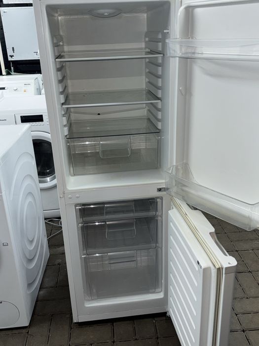 Lodówko Zamrażarkę firmy Bomann model Kg 320 1 A++ 143 cm wys