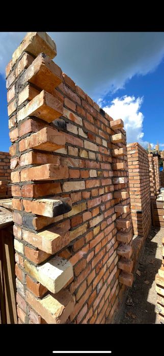 Всі етапи будівництва приватних будинків: від фундаменту до паркану.