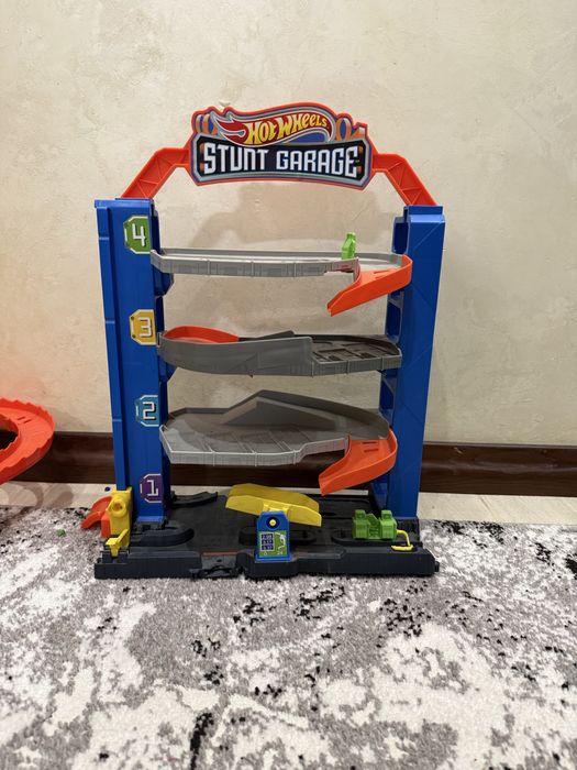 Трек гараж  hotwheels