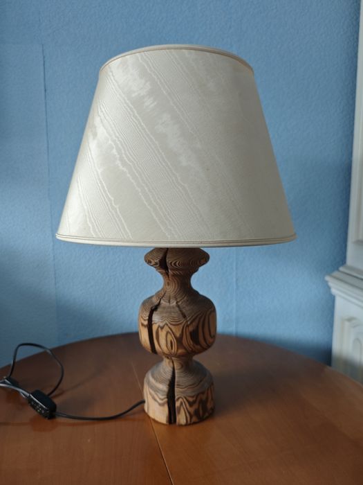 Niepowtarzalna lampa drewno tłoczone