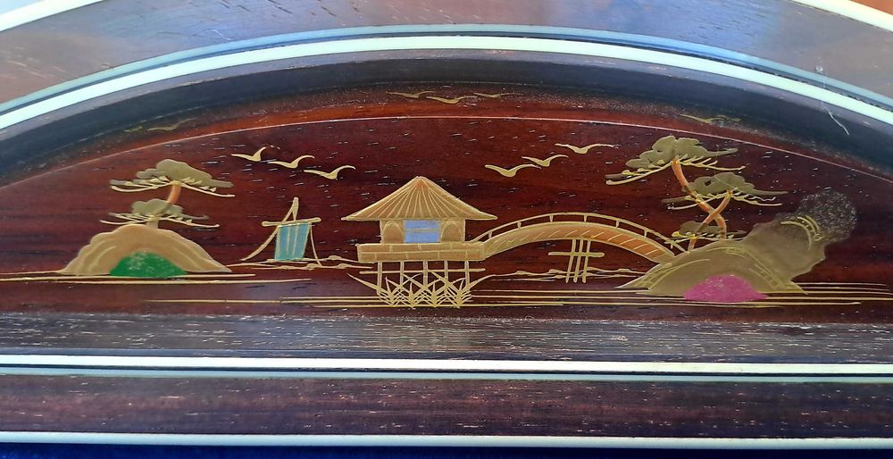 Koto, instrumeto japonês tradicional, de paulownia, feito à mão.