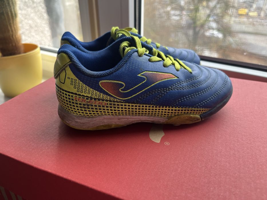 Футзалки, спортивне взуття