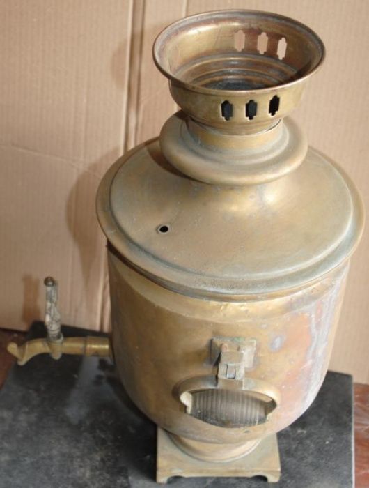 Самовар дуже старий, ще без тиснення медалей в інтерєр