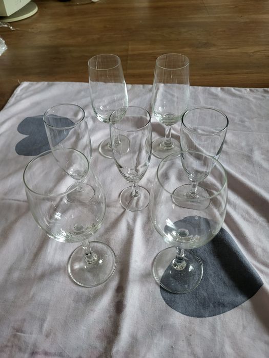 Kieliszki do wina bądź szampana  7 sztuk
