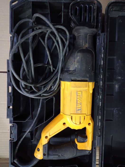 DEWALT DWE305-QS Piła Szablasta Sieciowa 1100W