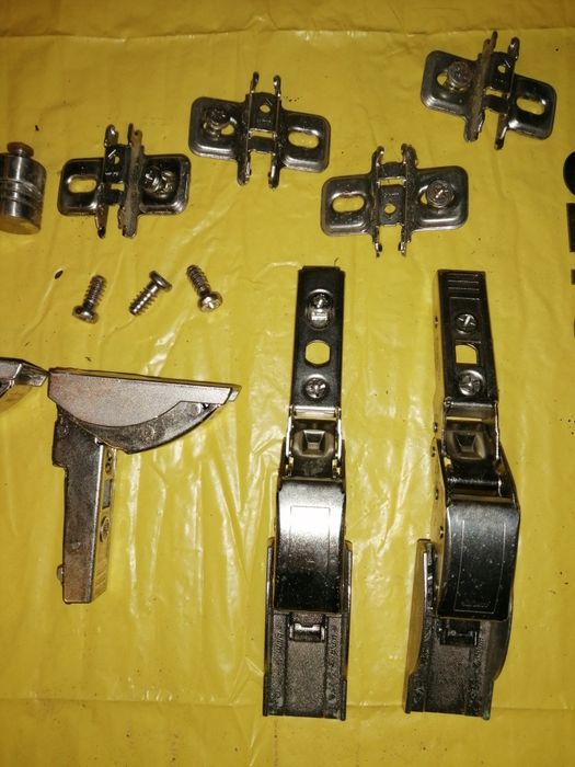 Zawias Blum na szybę