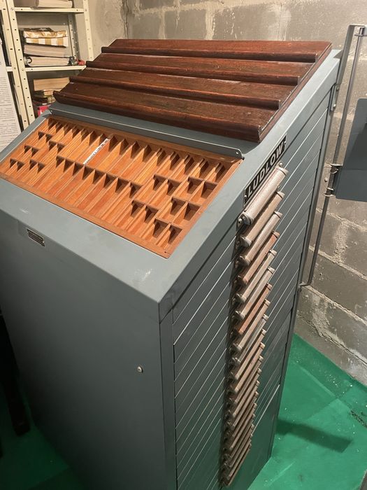 Ludlow 20 Matrix Cabinet - Cavalete metálico Industrial