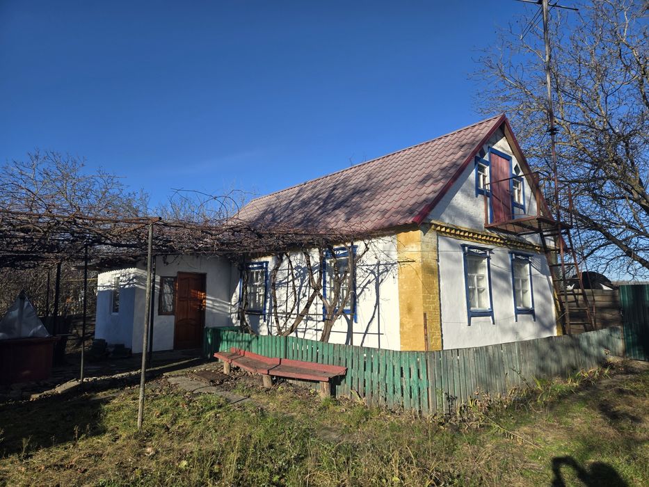 Продається будинок з великою земельною ділянкою у с. Яцьки