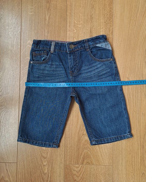 Красная футболка и синие джинсовые