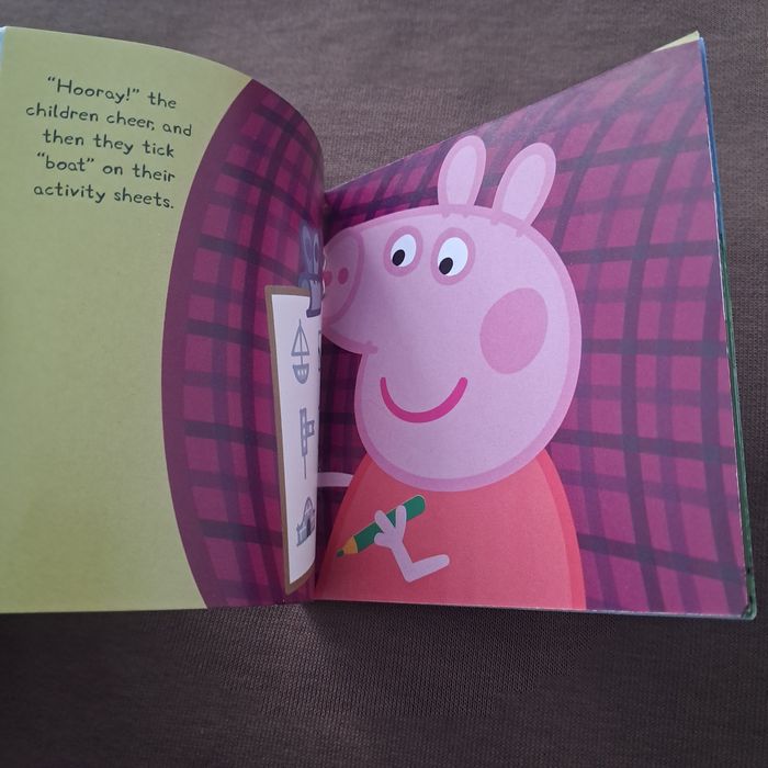 Міні-книжка англійською про свинку пеппу the train ride peppa pig