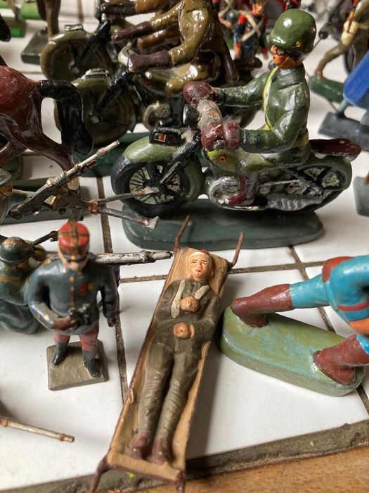 Soldados de chumbo antigos