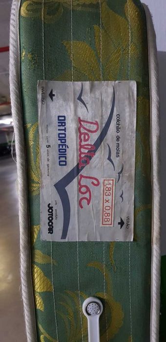 Estrado solteiro (desdobrável) e colchão incluído