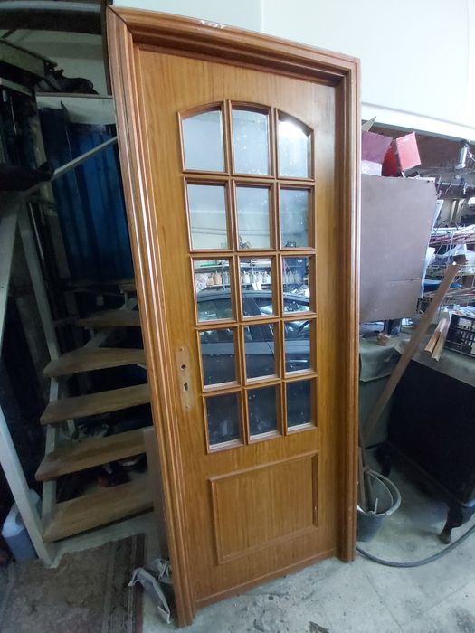 Porta de madeira com aro completo, fechadura e puxador