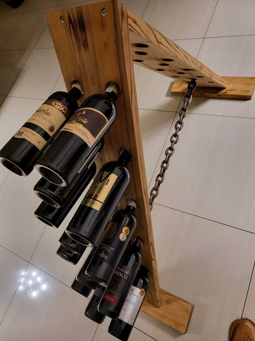 Duży drewniany stojak na wino