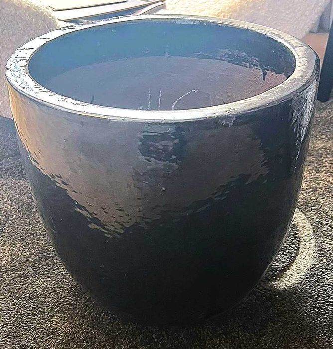 Vaso Preto Cerâmica – Efeito Martelado Brilhante