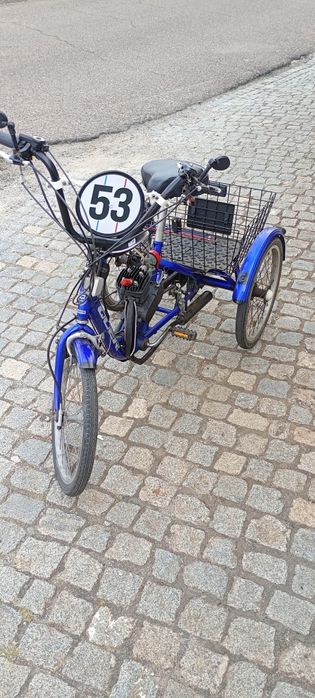 Triciclo com motor auxiliar. Único a  gasolina 2T  e a funcionar na perfeição não não á outro igual.