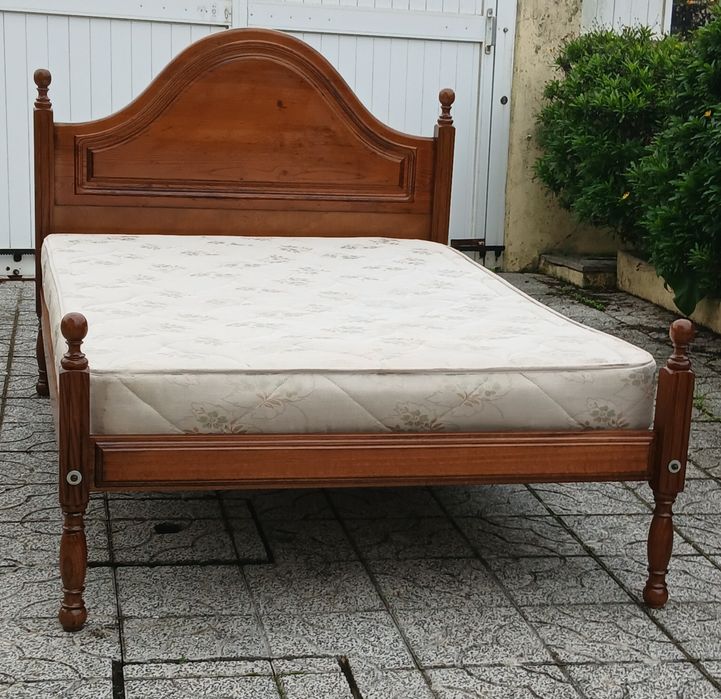 Vendo CAMA de CASAL com estrado e COLCHÃO em madeira MACIÇA como nova.