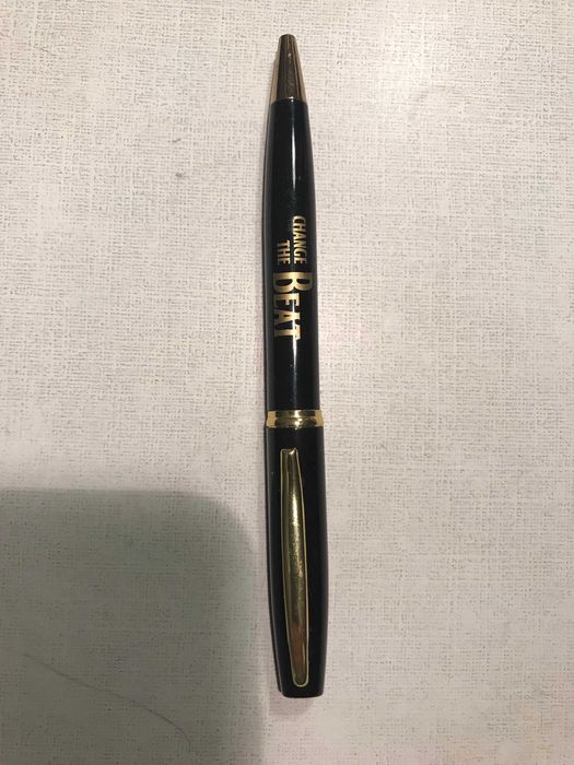 Коллекция пишущих ручек /шариковые и перьевые/