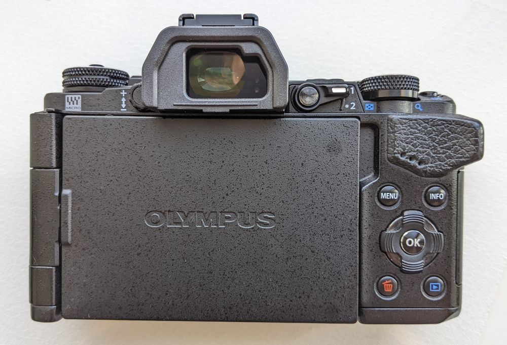 Olympus OM-D E-M5 mark ll + 14-42 f3,5-5,6 об'єктив